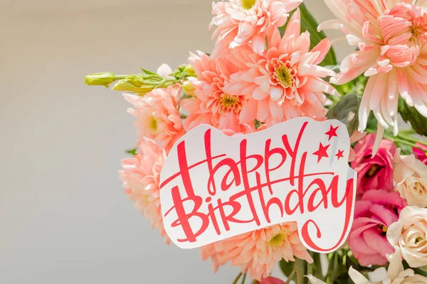 柔らかいピンクの菊と本文の看板とお誕生日おめでとう poster.beautiful 花です。春の花束誕生日グリーティング カード — ストック写真