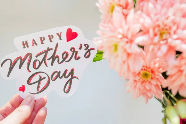 Mutlu anneler günü kartı. Bahar Bouquet.Pink kasımpatı çiçekleri ile tebrik kartı. Mutlu anneler günü Pastel şeker arka plan renkleri. Çiçek anneler günü düz en az kavramı yatıyordu. Seçici odak