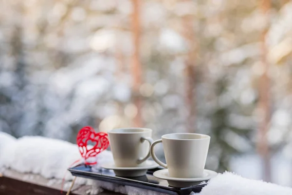 Концепция Дня Святого Валентина - две чашки чая, кофе, горячий напиток перед снежным фоном. украшения ко Дню святого Валентина или свадебные платья. — стоковое фото