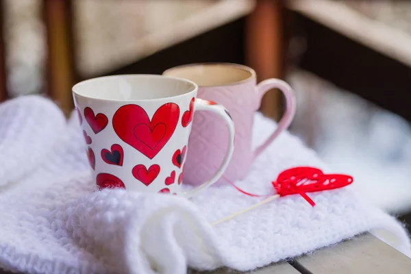 Tazas de té o café con vapor, forma de corazón sobre fondo borroso. Celebración del día de San Valentín o concepto de amor. Copiar space.love y café, bebidas calientes al aire libre, en Balcón, terraza, patio.Romantic — Foto de Stock