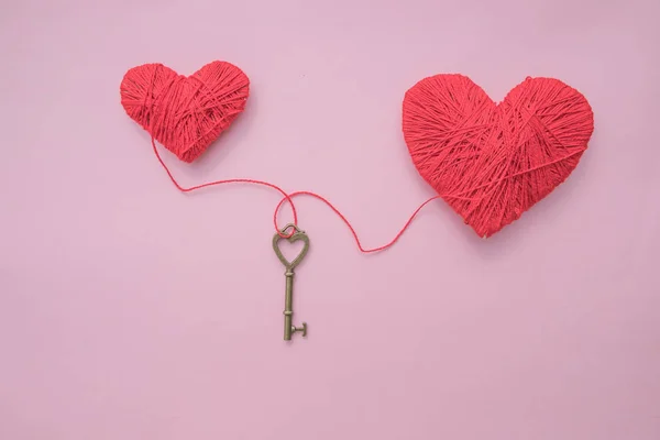 Valentines day concept. Creatieve Valentijnsdag ontwerp gemaakt door reto sleutel en rode harten geïsoleerd op roze achtergrond. Getinte afbeelding. Trendy kleurrijke foto. Minimalistische stijl. Plat lag mode concept — Stockfoto