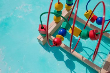 Eğitim oyuncakla oynamak. labirent. Anaokulu kavramı, yaşam tarzı. Erken eğitim ve geliştirme. renkli oyuncaklar evde. Bebek gelişimi ve ilk adımları, oynamak için öğrenme ve