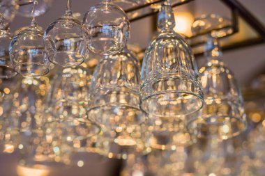 Şarap cam sayaç çubuğunun üzerinde raf üzerine kapatın. İç Bar. Gözlük bekle bar. Şarap ve şampanya yakın çekim satırındaki boş cam gözlük. Seçici odak.