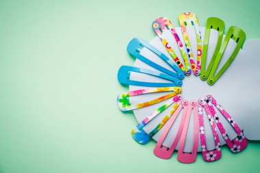 Bebek kız, şık moda saç aksesuarları, bebek. Bahar renkleri. Sihir kızım, yaratıcı, pembe arka plan klipleri ile son moda saç stili, saç bak. Kopya alanı.