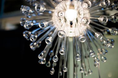 Close-Up güzel kristal bir avize sarkacak. Lüks kristal bir avize sarkacak. Çağdaş kristal dekorasyon kristalde yakın çekim.