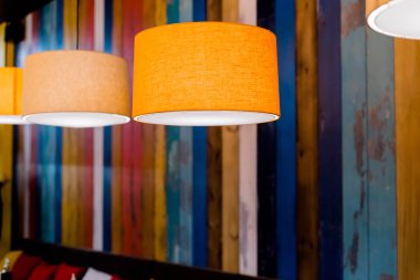 Geceleri kafede sıcak turuncu lambalar. Retro lamba ışık dekoratif asılı bir kafe café.interior ahşap çatı üzerinde