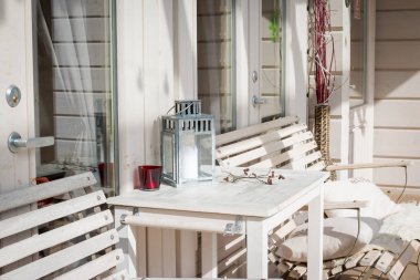 Teras salon bir lüks evde rahat divans. Bahçe Mobilyaları veranda. Mimari modern tasarım, modern ev veranda. Konak dışında rahatlatıcı alanı fotoğrafı
