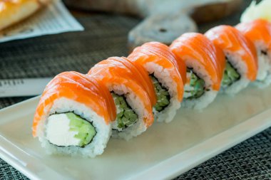 Philadelphia rulo suşi somon, karides, avokado, krem peynir ile. Sushi menüsü. Japon food.fresh suşi rulo somon ve philadelphia peynir beyaz tabakta. Geleneksel Japon deniz ürünleri, sağlıklı