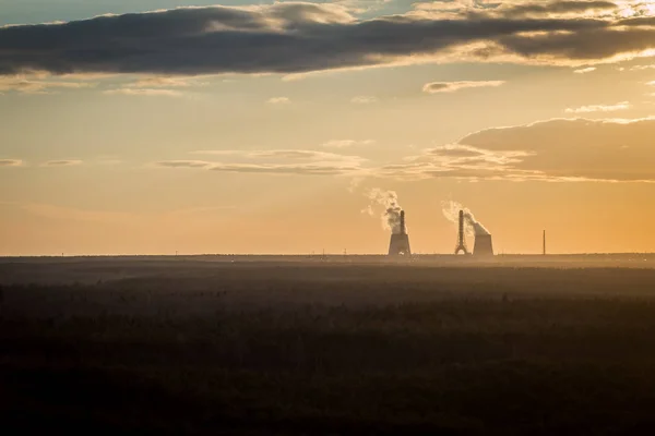 Paysage urbain. Plant suit les problèmes de tabagisme et de pollution de l'air dans les grandes villes.Coucher de soleil spectaculaire coloré dans la zone industrielle de la ville. Silhouettes de maisons et cheminées avec fumée. Espace de copie — Photo