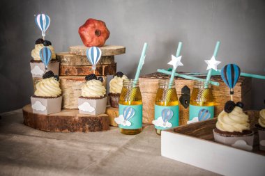 Tatlılar ile açık büfe. Tatlı, renkli Top kek. Tatlı tablo ziyafetler, düğün, parti için. Şeker çubuğu.