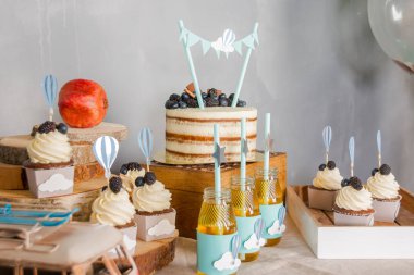 Tatlılar ile açık büfe. Tatlı, renkli Top kek. Tatlı tablo ziyafetler, düğün, parti için. Şeker çubuğu.