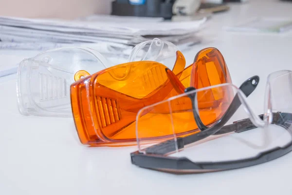 Recogida de gafas de seguridad para el paciente otros, equipo de salud para prevenir la infección cruzada. Clínica de dentistas. gafas protectoras. Gafas dentales, equipo.tratamientos de ortodoncia . —  Fotos de Stock