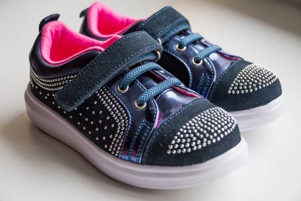 Bebek botları, lüks spor ayakkabı, spor ayakkabı, bot kızlar için. Elmas taklidi dekorasyonu ile son moda ayakkabı çocuklar. Velcro sıkılaştırma askısı ile rahat Bebek Ayakkabı güzel çifti. Çocuk ayakkabıları. Mokasen