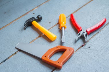 Beyaz zemin üzerine eğitim gelişmekte olan oyuncak çerçeve çocuklar. Üstten Görünüm. Düz yatıyordu. Metin için yer kopyalayın. Mühendis oyuncak set çocuklar için. Çocuk oyun araçları Toys.A küçük usta