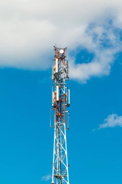 3g, 4g ve 5g hücresel. Baz istasyonu veya temel alıcı verici istasyonu. Telekomünikasyon kulesi. Kablosuz iletişim anten verici. Telekomünikasyon kule mavi gökyüzü bulut ile karşı antenler ile