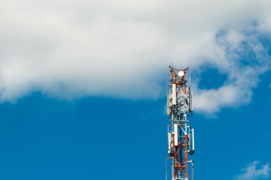 3g, 4g ve 5g hücresel. Baz istasyonu veya temel alıcı verici istasyonu. Telekomünikasyon kulesi. Kablosuz iletişim anten verici. Telekomünikasyon kule mavi gökyüzü bulut ile karşı antenler ile