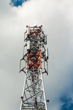 3g, 4g ve 5g hücresel. Baz istasyonu veya temel alıcı verici istasyonu. Telekomünikasyon kulesi. Kablosuz iletişim anten verici. Telekomünikasyon kule mavi gökyüzü bulut ile karşı antenler ile