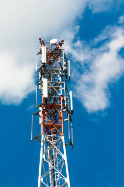 3g, 4g ve 5g hücresel. Baz istasyonu veya temel alıcı verici istasyonu. Telekomünikasyon kulesi. Kablosuz iletişim anten verici. Telekomünikasyon kule mavi gökyüzü bulut ile karşı antenler ile