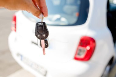 Onun anahtarı arabada Başlarken kadın. Kiralık Araba ya da satın alma araba kavramı. Tatil kiralama car.travel zevkle ile seyahat. bir araba sürmek öğrenme. Araba anahtar içinde hand.remote denetim Oto alarm sistemleri.