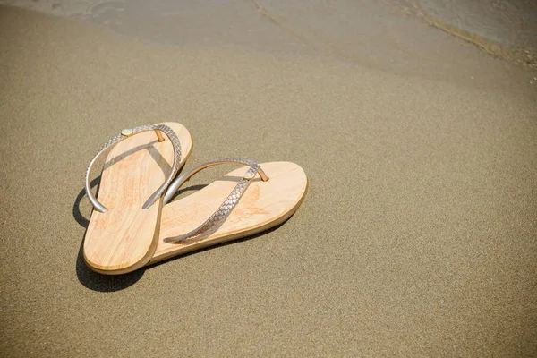 Plaży różowe klapki na jasny piasek. Tekstura piasku światła. Koncepcja na wakacje na plaży. Buty letnie. Mody uderza, sandały, koncepcję wakacji letnich. Miejsce — Zdjęcie stockowe