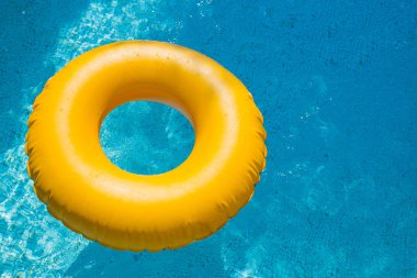 mavi su swimpool yaz güneşte yansıtan dalgalar ile kayan yüzüğü. Tembel nehir. Sarı havuzu kayan nokta halka ile su Havuzu. Yaz tatil veya seyahat Emanet öğesi. Üstten Görünüm Circles.Rubber Yüzme RI