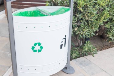 Beyaz plastik konteyner ayrı çöp toplama. Çöp öğe siluet bir adamın çöp sepeti içine atma. Temiz tutun. İşareti çöp değil. Çöp hiçbir sembol. Genel Information.Paper rec