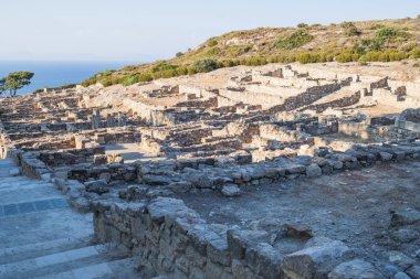 Sütunlar Antik şehir Kamiros, Rodos Adası, Yunanistan tatil Kamiros.Hellenistic evlerin şehirde Dor Tapınağı. Rodos Adası Kuzey batıda bulunan Kamiros Antik şehri
