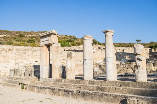 Oszlopok, dór templom Kamiros.Hellenistic házak-Kamiros ősi városa a, Rodosz-sziget, Görögország nyaralás a város. A Kamiros ősi városa a Rodosz sziget északnyugati részén található — Stock Fotó