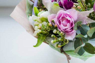 Çok güzel renkli çiçek çiçek buketi taze bataklık gül, karanfil, Düğünçiçeği, Şakayık, dalları tomurcukları ile beyaz arka plan üzerinde ilk yaprakları. Çiçekler için özel bir gün olay. Mutlu 