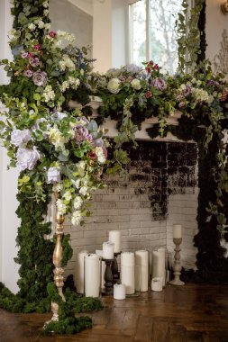 Zarif gri tuğla şömine çiçekler ve mumlar dolu. Zarif oda. Düğün alan dekore edilmiştir. Vintage dekor iç. romantik şömine bahar çiçekleri, çelenk, candles.brick duvar ile dekore edilmiştir. Flo