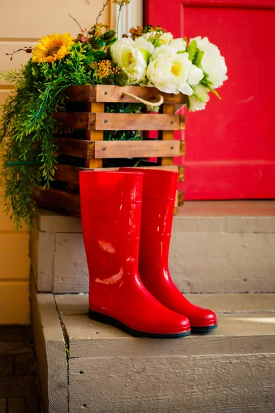 Sonbahar. Yağmur altında Spring.Protection. merdivenlerde kırmızı lastik çizme. Sokak, ev giriş. Yağmur damlaları. Uzay kopyalayın. Kavramı etkinlik, boş zaman, seyahat, yağmurlu hava için ayakkabı hakkında.