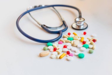 Uyuşturucu ve çeşitli tıp Tablet ve farklı renkler üzerinde hap doktor tıbbi concept.assorted stetoskoplar arka plan beyaz. Sağlık, kalp kavramı