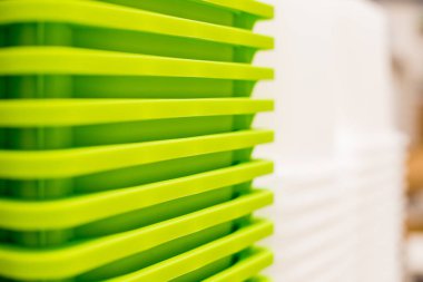 Renkli plastik konteyner kutu yığın depolama lojistik business.plastic konteyner yığınında bir store.selective odak. Eko pollution.shopping mall.houseware mağaza kavramı
