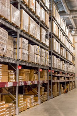 Rusya, saint-petersburg, 16 Mart 2019. IKEA mobilya depo alanı, lojistik için büyük Inventory.Warehouse mal stok. mobilya perakendeci. Bir alışveriş paketlenmiş ürünlerle Self depolama