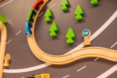 Oyuncak tren tuğla town.wooden trenler kapalı Bahçesi veya eğlence merkezi. Anaokulu veya okul öncesi oyun odası. Set oyun eğitici oyuncaklar çocuklar için oyuncaklar. Ahşap demiryolu tren oyuncak bir kreş