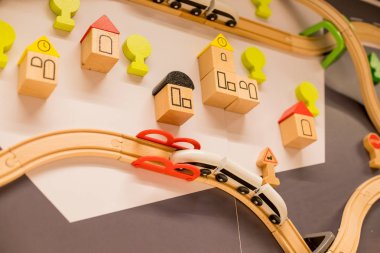 Oyuncak tren tuğla town.wooden trenler kapalı Bahçesi veya eğlence merkezi. Anaokulu veya okul öncesi oyun odası. Set oyun eğitici oyuncaklar çocuklar için oyuncaklar. Ahşap demiryolu tren oyuncak bir kreş