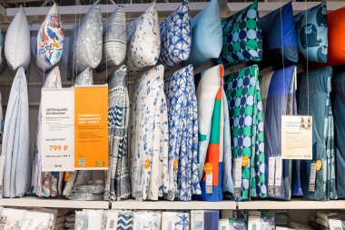 Rusya, saint-petersburg, 16 Mart 2019. IKEA, yatak tam raf ile ticaret. Yatak deposunda büyük seçimi. Levha, yorgan battaniye, yastık ve setleri, yatak textile.wide seçim monte