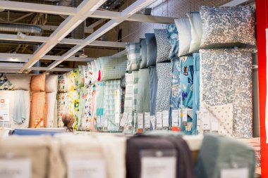 Rusya, saint-petersburg, 16 Mart 2019. IKEA, yatak tam raf ile ticaret. Yatak deposunda büyük seçimi. Levha, yorgan battaniye, yastık ve setleri, yatak textile.wide seçim monte