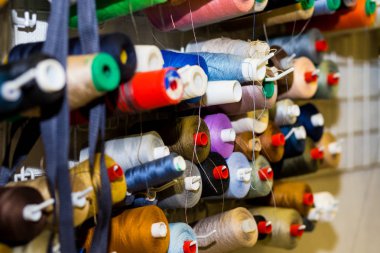 Renkli nakış ipliği biriktirmek hazır giyim sanayi, satır çok renkli iplik rulo, piyasada satan dikiş malzeme kullanarak. Bobin retro tarzı iş parçacığı kümesi. Satır bobinleri threads.clews ile