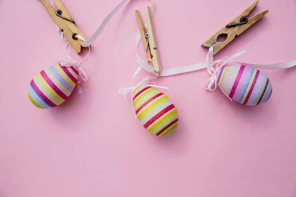 Tre uova di Pasqua colorate isolate su sfondo rosa.set di uova pasquali. Raccolta fatta a mano di uova di Pasqua sdraiate sulla superficie con diverse texture e vernici. Biglietto d'auguri. Vacanza ecologica.Copia — Foto Stock