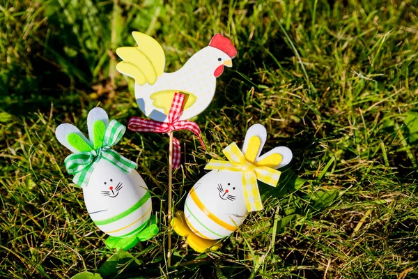 Coelho em forma de ovos de páscoa. Feliz padrão de Páscoa. Ovos de Páscoa elegantes no fundo do prado. Modernos ovos de Páscoa pintados com corante natural em tintura em verde, cores amarelas.. Cartão de saudação. férias de primavera — Fotografia de Stock