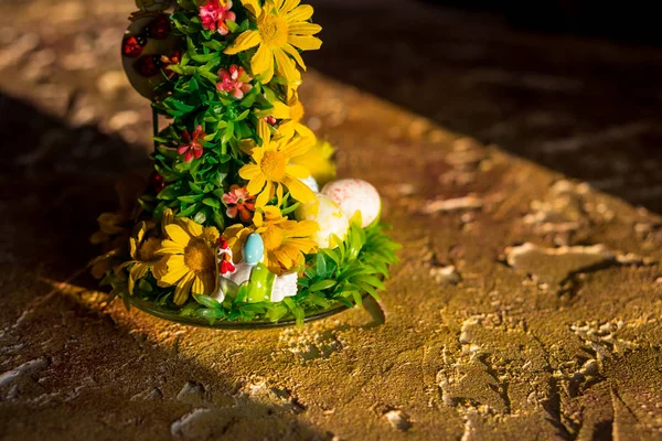 Decorazione pasquale con pulcini, uova e fiori.felice uovo di Pasqua su sfondo di legno giallo vintage. Buon concetto di vacanza. Bouquet per le vacanze. Mazzo di fiori vicino alle uova di Pasqua — Foto Stock