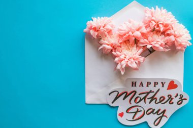 Pembe çiçekler ve tebrik kartı mavi zemin üzerine. Mutlu anneler Day.floral tebrik kartı kavramı, düz yatıyordu. Anneler günü. ihale bahar görüntü