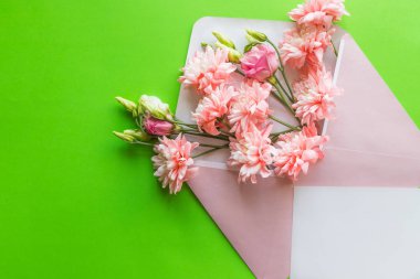 Anneler günü kavramı. Pembe lisianthus, krizantem zarf ile buket. Boş kağıt Not kopya space.card anneler günü, düğün davetiyesi, özel yıldönümü veya dolgu Word'de için