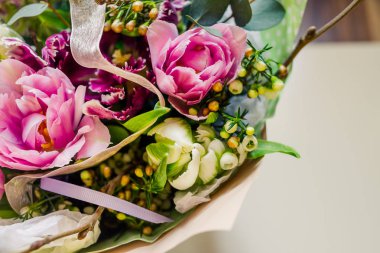 Muhteşem mor Çift Kişilik geç Tulip, Şakayık çiçekli lale, cins tulipa melez türler. Şık çiçek tebrik kartı. Teşekkür ederim, anne. Buket düğün. Bahar tatil tebrik kartı.