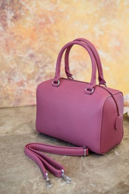 sarı arka plan üzerinde izole mor zarif deri kadın omuz çantası. Deri kadın çanta. Moda. Giyim aksesuar seti moda. Şık şık çanta debriyaj tutan el