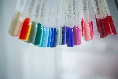 Lehçe rengi manikür için. çivi için tasarım. test Polish.Fashion manikür çivi. Parlak jel cila. kadınsı tırnak sanat. Tırnak sanat tasarım tekerlek. Seçici odak. Kopya alanı