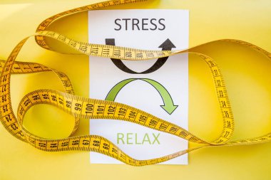 Diyet ve Sağlıklı Yaşam Kavramı. Ağırlık ölçeği, ölçü. kadın diyet zayıflama, üst görünümü.,diyet, ince olmak hayal, sağlıklı bir kavram, fitness koşu sonuçları ve sağlıklı yaşam tarzı yapışma.ölçüm musluk