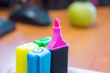 Kırpma yolu ile izole arka plan üzerinde renkli marker kalem ayarlayın. Tasarım veya montage.design araçlarınız için canlı vurgulayıcı ve boş alan.