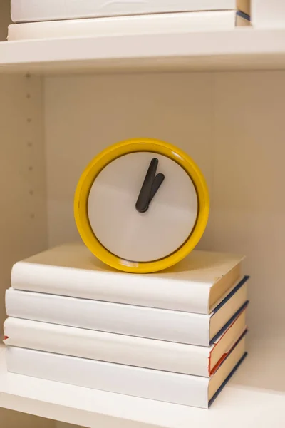 Concetti educativi, cartelle d'ufficio con libri in strati. , L'orologio è showtime a 13 orologio, che è la scadenza. investimento, relazioni di mercato. Foto simbolica per i costi salariali, costi del lavoro, orario di lavoro — Foto Stock